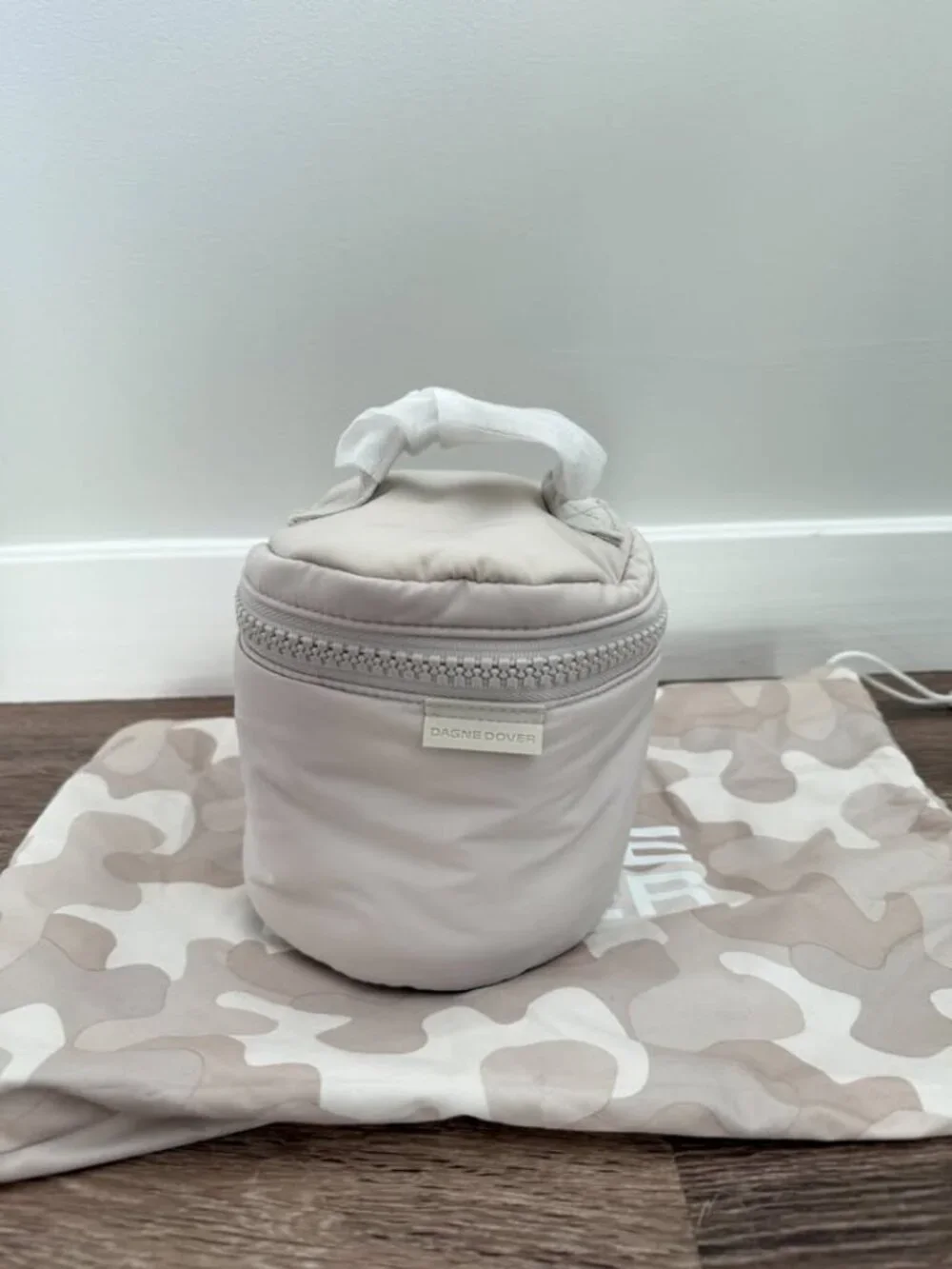 Dagne Dover Cream Round Travel Makeup Organizer
